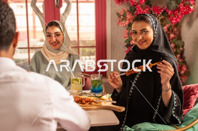 جلسة وناسة وتعارف، بناء علاقات اجتماعية ناجحة, تبادل الأحاديث والاخبار, مشاركة الأصدقاء الأوقات الممتعة, الاستمتاع بتناول الغداء في المطعم, عائلة عرب خليجيون سعوديون يجلسون على المائدة في إحدى المطاعم الراقية ويقومون بتناول الطعام بإيماءات السعادة والسرور