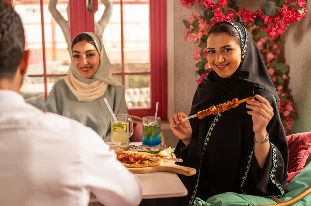 جلسة وناسة وتعارف، بناء علاقات اجتماعية ناجحة, تبادل الأحاديث والاخبار, مشاركة الأصدقاء الأوقات الممتعة, الاستمتاع بتناول الغداء في المطعم, عائلة عرب خليجيون سعوديون يجلسون على المائدة في إحدى المطاعم الراقية ويقومون بتناول الطعام بإيماءات السعادة والسرور