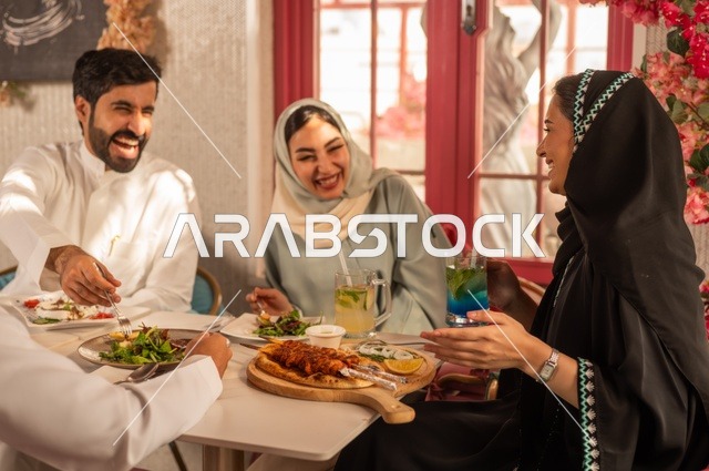 جلسة وناسة وتعارف، بناء علاقات اجتماعية ناجحة, تبادل الأحاديث والاخبار, مشاركة الأصدقاء الأوقات الممتعة, الاستمتاع بتناول الغداء في المطعم, عائلة عرب خليجيون سعوديون يجلسون على المائدة في إحدى المطاعم الراقية ويقومون بتناول الطعام بإيماءات السعادة والسرور