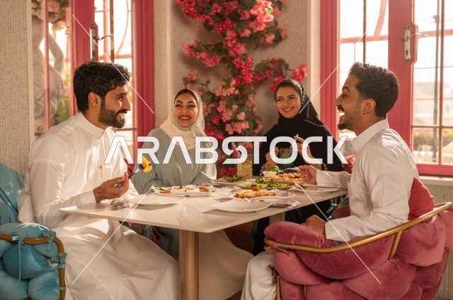 جلسة وناسة وتعارف، بناء علاقات اجتماعية ناجحة, تبادل الأحاديث والاخبار, مشاركة الأصدقاء الأوقات الممتعة, الاستمتاع بتناول الغداء في المطعم, عائلة عرب خليجيون سعوديون يجلسون على المائدة في إحدى المطاعم الراقية ويقومون بتناول الطعام بإيماءات السعادة والسرور