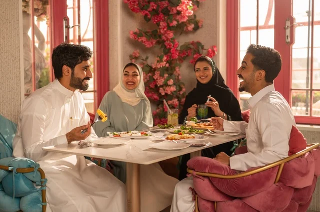 جلسة وناسة وتعارف، بناء علاقات اجتماعية ناجحة, تبادل الأحاديث والاخبار, مشاركة الأصدقاء الأوقات الممتعة, الاستمتاع بتناول الغداء في المطعم, عائلة عرب خليجيون سعوديون يجلسون على المائدة في إحدى المطاعم الراقية ويقومون بتناول الطعام بإيماءات السعادة والسرور
