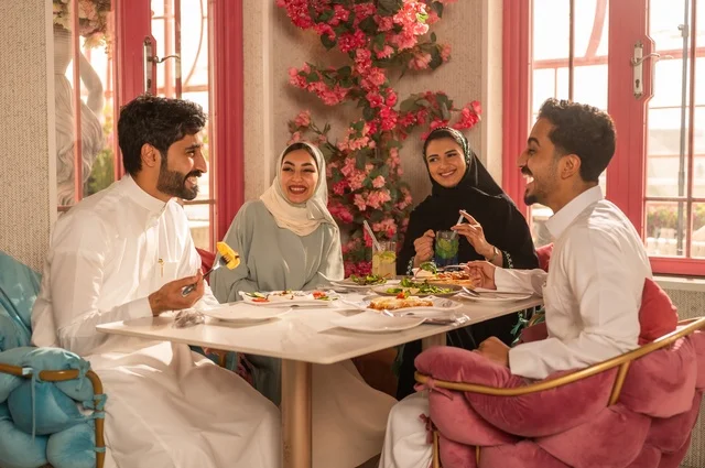 جلسة وناسة وتعارف، بناء علاقات اجتماعية ناجحة, تبادل الأحاديث والاخبار, مشاركة الأصدقاء الأوقات الممتعة, الاستمتاع بتناول الغداء في المطعم, عائلة عرب خليجيون سعوديون يجلسون على المائدة في إحدى المطاعم الراقية ويقومون بتناول الطعام بإيماءات السعادة والسرور