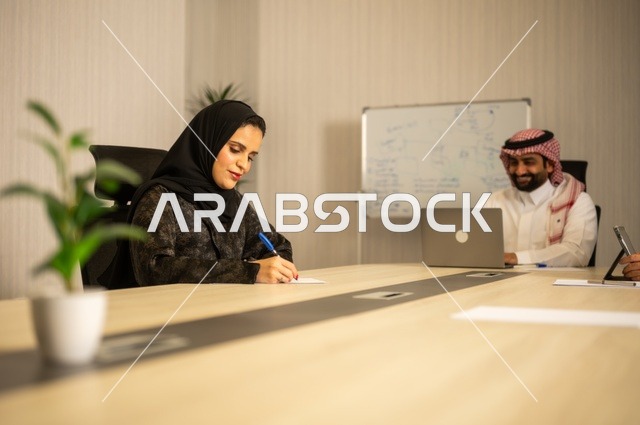 ورش عمل وتدريب، تبادل الخبرات والافكار، دراسة وتحليل المشاريع الجديدة، استخدام جهاز تقني حديث، الوحدة والعمل الجماعي، تطوير العمل وحل المشكلات، اجراء اجتماع لفريق عمل عرب خليجيين سعوديين داخل مقر الشركة، مهنة ووظيفة سعودية مكتبية