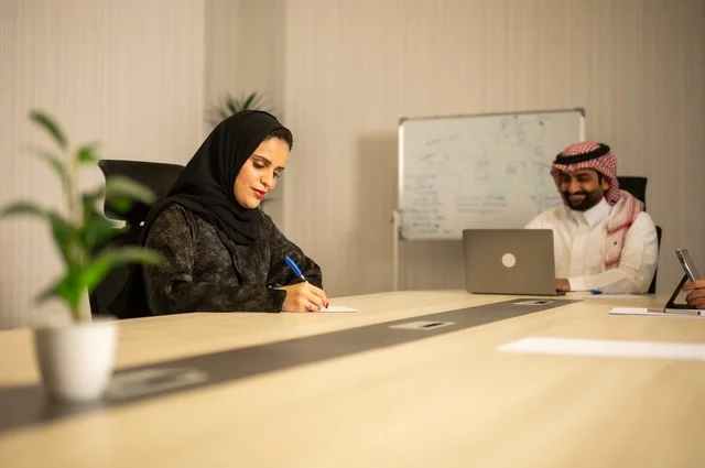 ورش عمل وتدريب، تبادل الخبرات والافكار، دراسة وتحليل المشاريع الجديدة، استخدام جهاز تقني حديث، الوحدة والعمل الجماعي، تطوير العمل وحل المشكلات، اجراء اجتماع لفريق عمل عرب خليجيين سعوديين داخل مقر الشركة، مهنة ووظيفة سعودية مكتبية