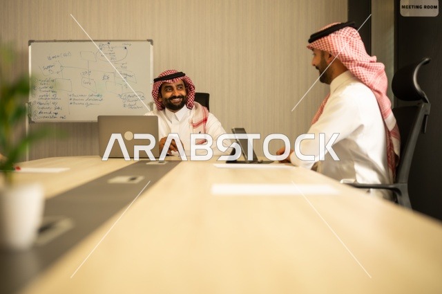 ورش عمل وتدريب، تبادل الخبرات والافكار، دراسة وتحليل المشاريع الجديدة، استخدام جهاز تقني حديث، الوحدة والعمل الجماعي، تطوير العمل وحل المشكلات، اجراء اجتماع لفريق عمل عرب خليجيين سعوديين داخل مقر الشركة، مهنة ووظيفة سعودية مكتبية