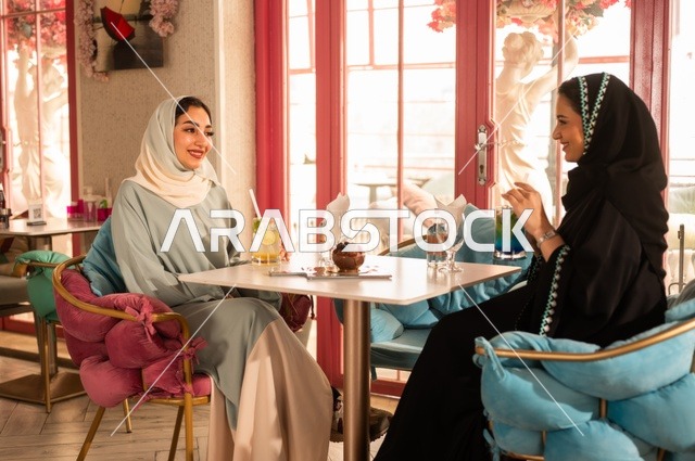 جلسة وناسة وتعارف، صديقات عربيات خليجيات سعوديات يجلسن في المقهى، علاقات إجتماعية بين الإصدقاء، قضاء أوقات ممتعة مع الأصدقاء، كوفي شوب راقي في المملكة العربية السعودية، إجتماع الأصدقاء في عطلة نهاية الأسبوع، إجراء حوار ممتع بين الإصدقاء