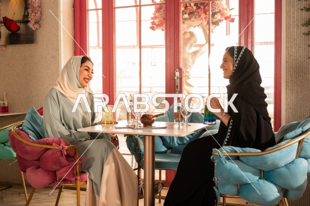 جلسة وناسة وتعارف، صديقات عربيات خليجيات سعوديات يجلسن في المقهى، علاقات إجتماعية بين الإصدقاء، قضاء أوقات ممتعة مع الأصدقاء، كوفي شوب راقي في المملكة العربية السعودية، إجتماع الأصدقاء في عطلة نهاية الأسبوع، إجراء حوار ممتع بين الإصدقاء