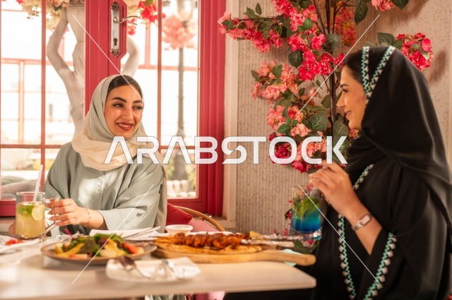 أطهمة ووجبات لذيذة، إجراء حوار ممتع بين الإصدقاء، جلسة وناسة وتعارف، صديقات عربيات خليجيات سعوديات يجلسن في إحدى المطاعم الفاخرة تقومان بتناول طعام الغداء، بناء علاقات إجتماعية، قضاء أوقات ممتعة مع الأصدقاء، مطعم راقي في المملكة، اجتماع في عطلة نهاية الأسبوع