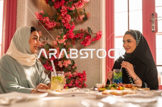 مطعم راقي في المملكة، أطعمة ووجبات لذيذة، إجراء حوار ممتع بين الإصدقاء، جلسة وناسة وتعارف، صديقات عربيات خليجيات سعوديات يجلسن في إحدى المطاعم الفاخرة تقومان بتناول طعام الغداء، بناء علاقات إجتماعية، قضاء أوقات ممتعة مع الأصدقاء، اجتماع في عطلة نهاية الأسبوع