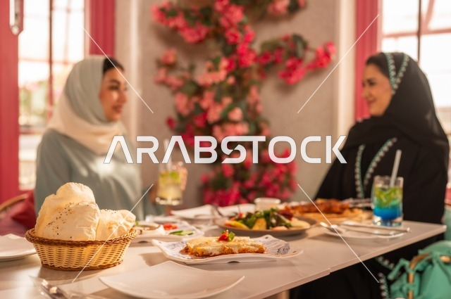 مطعم راقي في المملكة، أطعمة ووجبات لذيذة، إجراء حوار ممتع بين الإصدقاء، جلسة وناسة وتعارف، صديقات عربيات خليجيات سعوديات يجلسن في إحدى المطاعم الفاخرة تقومان بتناول طعام الغداء، بناء علاقات إجتماعية، قضاء أوقات ممتعة مع الأصدقاء، اجتماع في عطلة نهاية الأسبوع