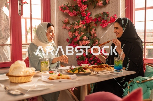 أطهمة ووجبات لذيذة، إجراء حوار ممتع بين الإصدقاء، جلسة وناسة وتعارف، صديقات عربيات خليجيات سعوديات يجلسن في إحدى المطاعم الفاخرة تقومان بتناول طعام الغداء، بناء علاقات إجتماعية، قضاء أوقات ممتعة مع الأصدقاء، مطعم راقي في المملكة، اجتماع في عطلة نهاية الأسبوع
