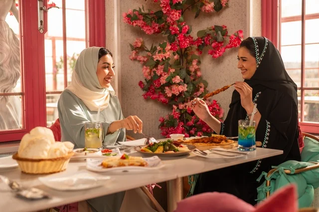 أطهمة ووجبات لذيذة، إجراء حوار ممتع بين الإصدقاء، جلسة وناسة وتعارف، صديقات عربيات خليجيات سعوديات يجلسن في إحدى المطاعم الفاخرة تقومان بتناول طعام الغداء، بناء علاقات إجتماعية، قضاء أوقات ممتعة مع الأصدقاء، مطعم راقي في المملكة، اجتماع في عطلة نهاية الأسبوع