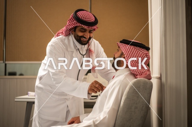قياس  معدل ضربات القلب, مفهوم الطب والرعاية الصحية, المتابعة الدورية لفحص نبضات القلب, طبيب عربي خليجي سعودي يرتدي المعطف الطبي يقوم باستخدام سماعه الفحص الطبية لمريض يرتدي الشماغ والثوب التقليدي