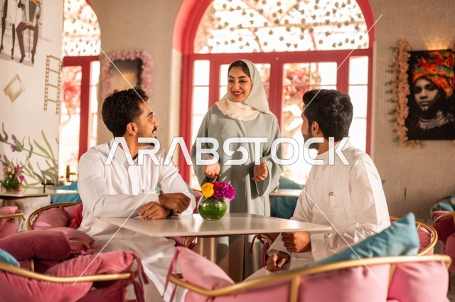 التعرف على أصدقاء جدد وبناء علاقاتا اجتماعية، قضاء أوقات ممتعة مع الأصدقاء، تطوير علاقات اجتماعية ناجحة بين الأشخاص،النقاش والحوار في الأجواء الهادئة، صورة لزملاء عربيين خليجيين سعوديين مبتسمين يجلسون في إحدى المقاهي الراقية بتعابير السعادة والسرور