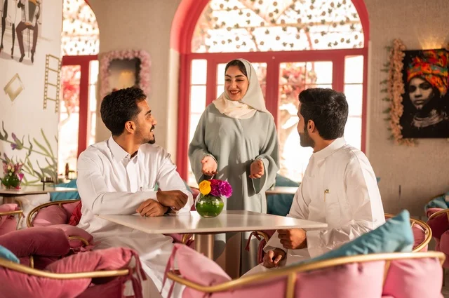 التعرف على أصدقاء جدد وبناء علاقاتا اجتماعية، قضاء أوقات ممتعة مع الأصدقاء، تطوير علاقات اجتماعية ناجحة بين الأشخاص،النقاش والحوار في الأجواء الهادئة، صورة لزملاء عربيين خليجيين سعوديين مبتسمين يجلسون في إحدى المقاهي الراقية بتعابير السعادة والسرور