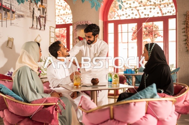 بناء علاقات اجتماعية ناجحة بين الأشخاص،النقاش والحوار في الأجواء الهادئة، قضاء أوقات ممتعة مع الأصدقاء، مشاركة المشروبات الباردة والحلويات،  صورة لزملاء عربيين خليجيين سعوديين مبتسمين يجلسون في إحدى المقاهي الراقية بتعابير السعادة والسرور