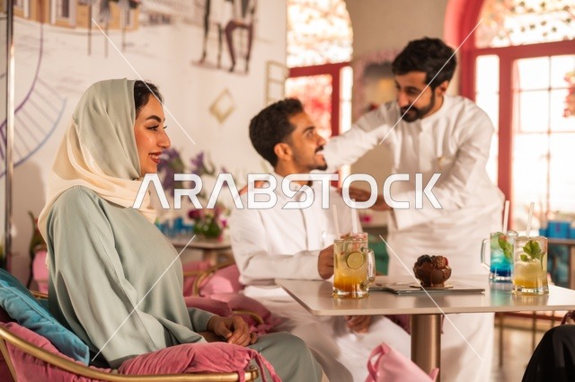 احتساء المشروب المفضل في كوفي شوب، قضاء أوقات ممتعة مع الأصدقاء، تطوير علاقات اجتماعية ناجحة بين الأشخاص،النقاش والحوار في الأجواء الهادئة، صورة لزملاء عربيين خليجيين سعوديين مبتسمين يجلسون في إحدى المقاهي الراقية بتعابير السعادة والسرور
