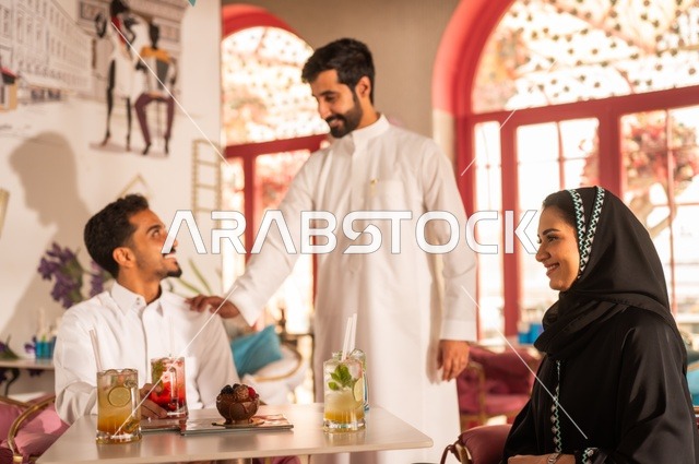 احتساء المشروب المفضل في كوفي شوب، قضاء أوقات ممتعة مع الأصدقاء، تطوير علاقات اجتماعية ناجحة بين الأشخاص،النقاش والحوار في الأجواء الهادئة، صورة لزملاء عربيين خليجيين سعوديين مبتسمين يجلسون في إحدى المقاهي الراقية بتعابير السعادة والسرور