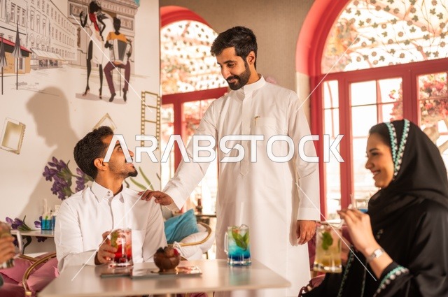 مشاركة المشروبات الباردة والحلويات، قضاء أوقات ممتعة مع الأصدقاء، بناء علاقات اجتماعية ناجحة بين الأشخاص،النقاش والحوار في الأجواء الهادئة،    صورة لزملاء عربيين خليجيين سعوديين مبتسمين يجلسون في إحدى المقاهي الراقية بتعابير السعادة والسرور