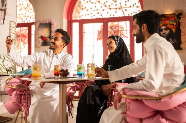 سيلفي اللحظات الجميلة، بناء علاقات اجتماعية ناجحة بين الأشخاص،النقاش والحوار في الأجواء الهادئة، قضاء أوقات ممتعة مع الأصدقاء، مشاركة المشروبات الباردة والحلويات،  صورة لزملاء عربيين خليجيين سعوديين مبتسمين يجلسون في إحدى المقاهي الراقية بتعابير السعادة والسرور