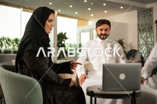 اجتماع عمل في الخارج، العمل الجماعي وروح الفريق، مناقشة الخطط والاستراتيجيات، استخدام اللابتوب في تدوين الملاحظات، الاحترافية والتفاني في الإنجاز، فريق عربي خليجي سعودي يتبادل الافكار والاراء، ضمان فهم واضح وشامل للاعمال