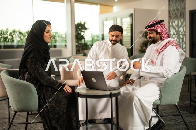 اجتماع عمل في الخارج، العمل الجماعي وروح الفريق، مناقشة الخطط والاستراتيجيات، استخدام اللابتوب في تدوين الملاحظات، الاحترافية والتفاني في الإنجاز، فريق عربي خليجي سعودي يتبادل الافكار والاراء، ضمان فهم واضح وشامل للاعمال