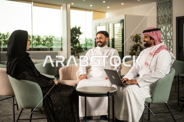 اجتماع عمل في الخارج، العمل الجماعي وروح الفريق، مناقشة الخطط والاستراتيجيات، استخدام اللابتوب في تدوين الملاحظات، الاحترافية والتفاني في الإنجاز، فريق عربي خليجي سعودي يتبادل الافكار والاراء، ضمان فهم واضح وشامل للاعمال