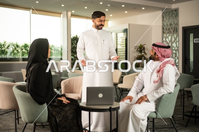 اجتماع عمل في الخارج، العمل الجماعي وروح الفريق، مناقشة الخطط والاستراتيجيات، استخدام اللابتوب في تدوين الملاحظات، الاحترافية والتفاني في الإنجاز، فريق عربي خليجي سعودي يتبادل الافكار والاراء، ضمان فهم واضح وشامل للاعمال