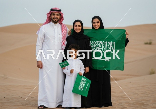 اليوم الوطني لتوحيد المملكة 23 سبتمبر، عائلة عرب خليجيون سعوديون يرتدون الزي التقليدي يحملون علم السعودية يقفون وسط الصحراء، حب الوطن والحفاظ على هوية البلاد، ذكرى العيد الوطني السعودي، يوم العلم 11 مارس