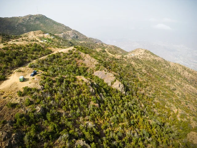 قمم ومرتفعات جبلية في محافظة النماص، الأماكن والمناطق الطبيعية في المملكة العربية السعودية، التضاريس الطبيعية والتكوينات والتشكلات الصخرية، صورة جوية للأشجار الخضراء والمزروعات على سفوح الجبال في منطقة عسير