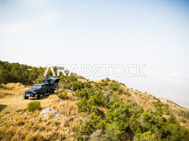 قمم ومرتفعات جبلية في محافظة النماص، الأماكن والمناطق الطبيعية في المملكة العربية السعودية، التضاريس الطبيعية والتكوينات والتشكلات الصخرية، صورة جوية للأشجار الخضراء والمزروعات على سفوح الجبال في منطقة عسير