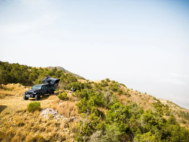 قمم ومرتفعات جبلية في محافظة النماص، الأماكن والمناطق الطبيعية في المملكة العربية السعودية، التضاريس الطبيعية والتكوينات والتشكلات الصخرية، صورة جوية للأشجار الخضراء والمزروعات على سفوح الجبال في منطقة عسير