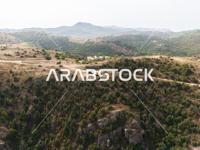 قمم ومرتفعات جبلية في محافظة النماص، الأماكن والمناطق الطبيعية في المملكة العربية السعودية، التضاريس الطبيعية والتكوينات والتشكلات الصخرية، صورة جوية للأشجار الخضراء والمزروعات على سفوح الجبال في منطقة عسير