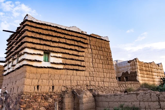 المنشأت التاريخية القديمة في قرية البطحاء في محافظة عسير في المملكة العربية السعودية, الحضارة والاصالة والتراث السعودي، معالم واماكن سياحية مشهورة, السياحة في القرى التراثية القديمة, الاحياء والبيوت الطينية الشعبية