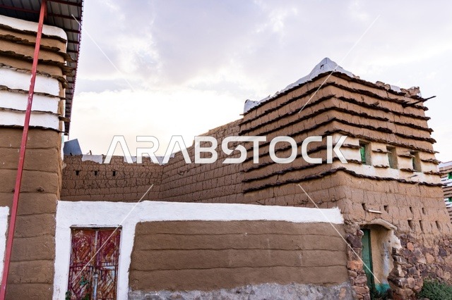 المنشأت التاريخية القديمة في قرية البطحاء في محافظة عسير في المملكة العربية السعودية, الحضارة والاصالة والتراث السعودي، معالم واماكن سياحية مشهورة, السياحة في القرى التراثية القديمة, الاحياء والبيوت الطينية الشعبية