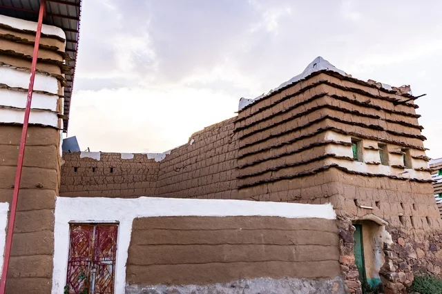 المنشأت التاريخية القديمة في قرية البطحاء في محافظة عسير في المملكة العربية السعودية, الحضارة والاصالة والتراث السعودي، معالم واماكن سياحية مشهورة, السياحة في القرى التراثية القديمة, الاحياء والبيوت الطينية الشعبية