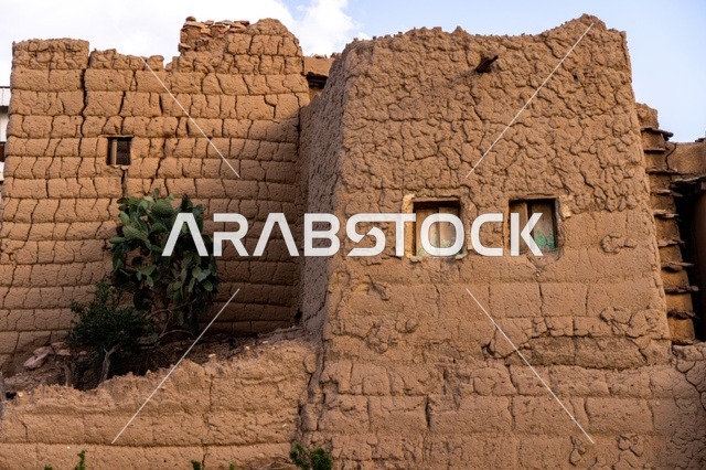 معالم واماكن سياحية مشهورة, السياحة في القرى التراثية القديمة, الاحياء والبيوت الطينية الشعبية, المنشأت التاريخية القديمة في قرية البطحاء في محافظة عسير في المملكة العربية السعودية, الحضارة والاصالة والتراث السعودي