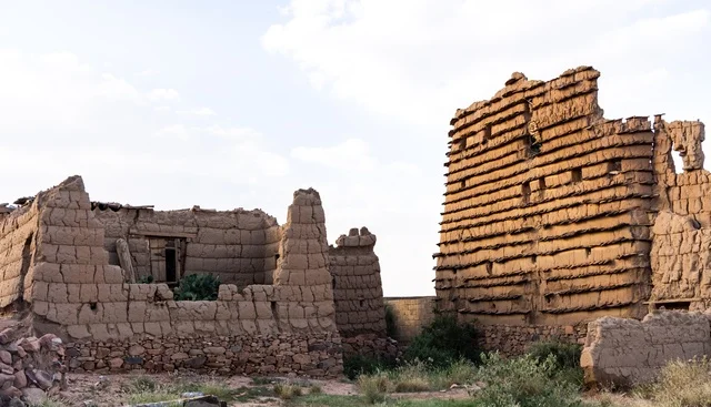 معالم واماكن سياحية مشهورة, السياحة في القرى التراثية القديمة, الاحياء والبيوت الطينية الشعبية, المنشأت التاريخية القديمة في قرية البطحاء في محافظة عسير في المملكة العربية السعودية, الحضارة والاصالة والتراث السعودي