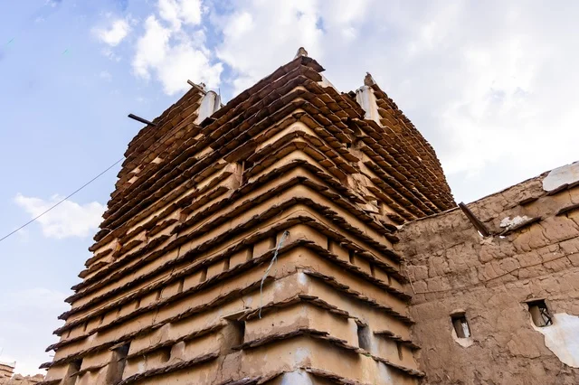 The ancient historical sites in the village of Al-Batha in the Asir Province of the Kingdom of Saudi Arabia, the civilization, authenticity, and Saudi heritage, famous landmarks and tourist attractions, tourism in the old heritage villages, neighborhoods, and traditional mud houses.