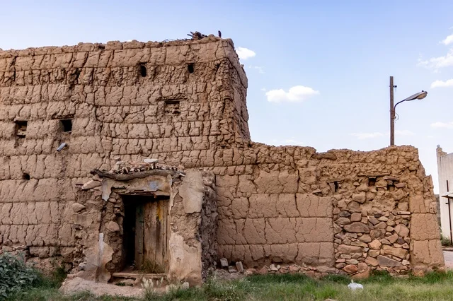 معالم واماكن سياحية مشهورة, السياحة في القرى التراثية القديمة, الاحياء والبيوت الطينية الشعبية, المنشأت التاريخية القديمة في قرية البطحاء في محافظة عسير في المملكة العربية السعودية, الحضارة والاصالة والتراث السعودي