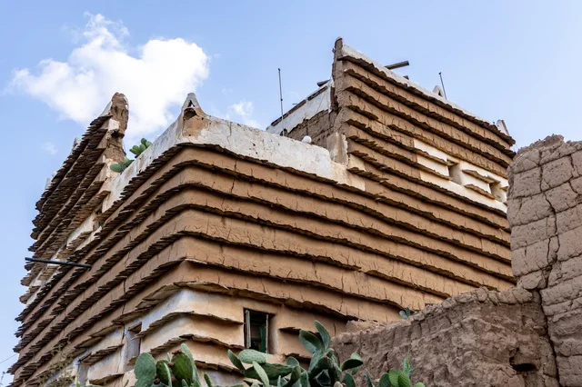 معالم واماكن سياحية مشهورة, السياحة في القرى التراثية القديمة, الاحياء والبيوت الطينية الشعبية, المنشأت التاريخية القديمة في قرية البطحاء في محافظة عسير في المملكة العربية السعودية, الحضارة والاصالة والتراث السعودي