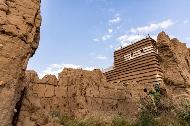 المنشأت التاريخية القديمة في قرية البطحاء في محافظة عسير في المملكة العربية السعودية, الحضارة والاصالة والتراث السعودي، معالم واماكن سياحية مشهورة, السياحة في القرى التراثية القديمة, الاحياء والبيوت الطينية الشعبية