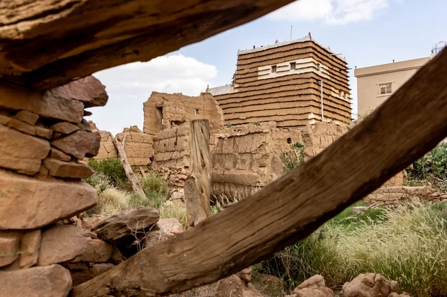 معالم واماكن سياحية مشهورة, السياحة في القرى التراثية القديمة, الاحياء والبيوت الطينية الشعبية, المنشأت التاريخية القديمة في قرية البطحاء في محافظة عسير في المملكة العربية السعودية, الحضارة والاصالة والتراث السعودي