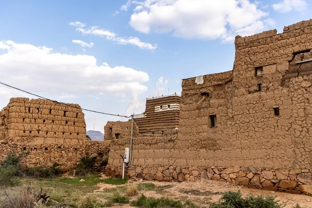 معالم واماكن سياحية مشهورة, السياحة في القرى التراثية القديمة, الاحياء والبيوت الطينية الشعبية, المنشأت التاريخية القديمة في قرية البطحاء في محافظة عسير في المملكة العربية السعودية, الحضارة والاصالة والتراث السعودي
