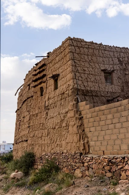 المنشأت التاريخية القديمة في قرية البطحاء في محافظة عسير في المملكة العربية السعودية, الحضارة والاصالة والتراث السعودي، معالم واماكن سياحية مشهورة, السياحة في القرى التراثية القديمة, الاحياء والبيوت الطينية الشعبية