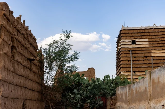 معالم واماكن سياحية مشهورة, السياحة في القرى التراثية القديمة, الاحياء والبيوت الطينية الشعبية, المنشأت التاريخية القديمة في قرية البطحاء في محافظة عسير في المملكة العربية السعودية, الحضارة والاصالة والتراث السعودي