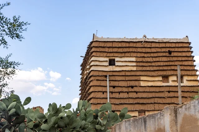 المنشأت التاريخية القديمة في قرية البطحاء في محافظة عسير في المملكة العربية السعودية, الحضارة والاصالة والتراث السعودي، معالم واماكن سياحية مشهورة, السياحة في القرى التراثية القديمة, الاحياء والبيوت الطينية الشعبية