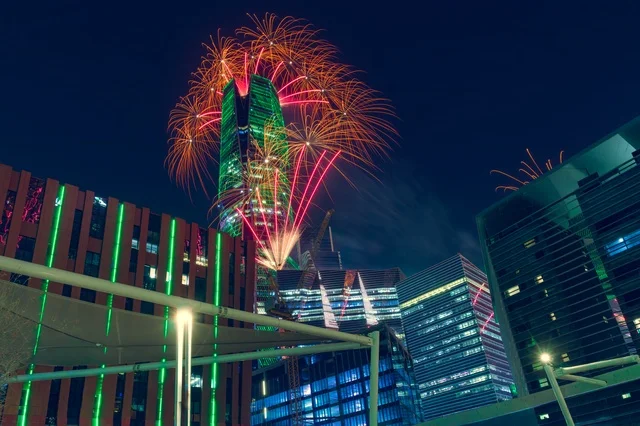 ذكرى اليوم الوطني السعودي 95 , يوم المجد والعزة والكرامة في 23 سبتمبر, الاحتفال بالأعياد والمناسبات بالألعاب والمفرقعات النارية في مدينة الرياض, الفن الهندسي المعماري لمركز الملك عبدالله المالي (كافد)، أنشطة ترفيهية ممتعه