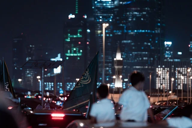 ذكرى اليوم الوطني السعودي 23 سبتمبر, الفخر والاعتزاز والانتماء للوطن, فعالية احتفالية ترفيهية, يوم العلم السعودي 11 مارس, أجواء الاحتفالات بالذكرى 95 في الشوارع العامة في الليل, الاحتفال بالأعياد والمناسبات الوطنية