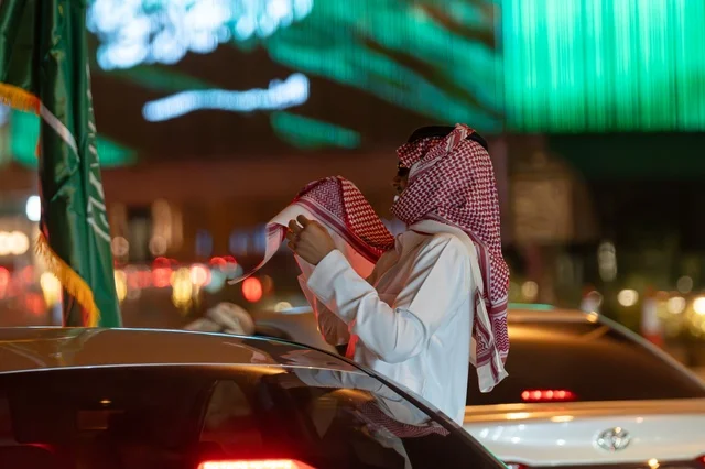 ذكرى اليوم الوطني السعودي 23 سبتمبر, الفخر والاعتزاز والانتماء للوطن, فعالية احتفالية ترفيهية, يوم العلم السعودي 11 مارس, أجواء الاحتفالات بالذكرى 95 في الشوارع العامة في الليل, الاحتفال بالأعياد والمناسبات الوطنية